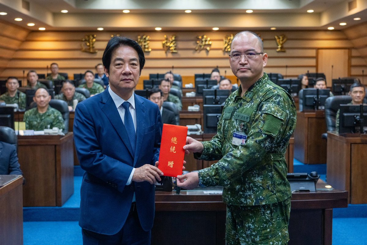 mna_roc's tweet image. 賴清德@ChingteLai 總統今日前往國防部聯合作戰指揮中心，視導「 #漢光42號 」電腦輔助指揮所演習，瞭解為期14天13夜的高強度兵棋對抗演練，並肯定參演官兵全天候守護國家主權與區域和平的辛勞，感謝同仁將保衛國家的責任扛在肩上，以實力守護國家和平。

#President #中華民國 #臺灣 #國防部 #陸軍