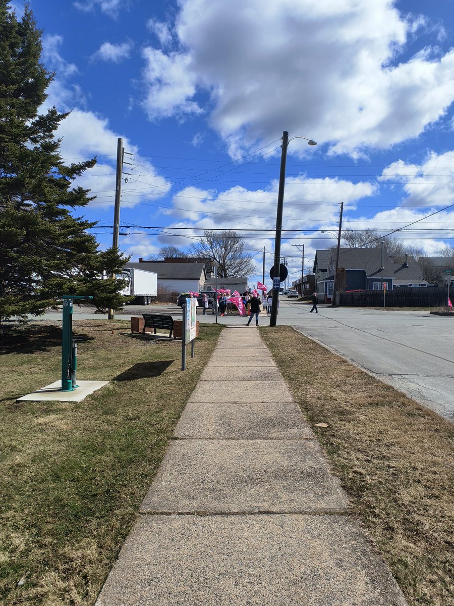 saucyseawitch's tweet image. #CUPE #NovaScota 

The CUPE ladies are out in Lockeport, NS today fighting for fair wages.

$18/hr is not enough to live.

@TimHoustonNS @NolanYoungMLA