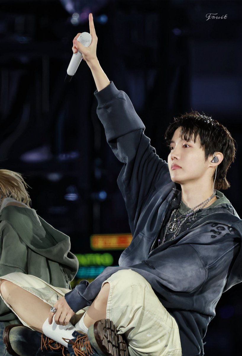 20260412 GOYANG - D3
so cute sitting there

#BTS_WORLDTOUR_ARIRANG_GOYANG #jhope  #정호석 #ジェイホープ  
#鄭號錫 #郑号锡 #BTS