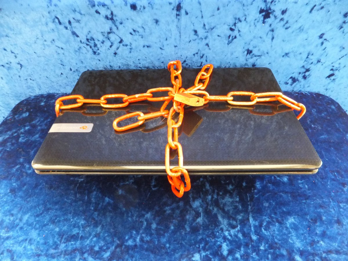 tommithetechie's tweet image. Tech Tip of the Day: Always lock your devices. If you leave it open, I will be changing your wallpaper to a BSOD 😆 

Just a lil something to make someone laugh this morning, I hope!

Okay, back to our regularly scheduled programming.

#TechHumor #InfoSec