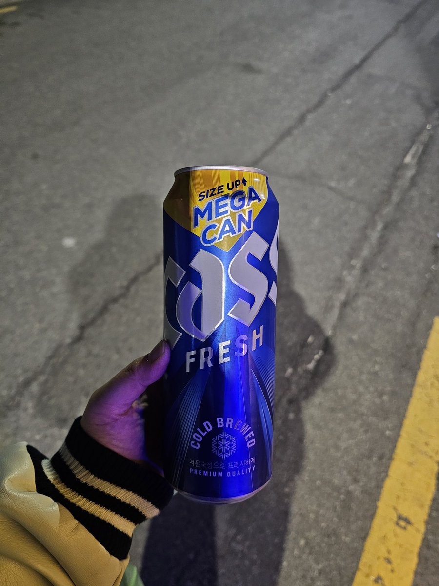 퇴근길에 집 한정거장 전에 내려서 길맥~
사이즈는 맘에 드는데 밍밍해
ㅎㅏ... 필스너우르켈 이 사이즈 나와줘라
코로나만 아니였음 독일, 체코 가서 맥주 찢었을텐데 (지금은 아니지만 그때는 간이 좀 젊어서? 맥주를 매일 5-6L마셔댔음)