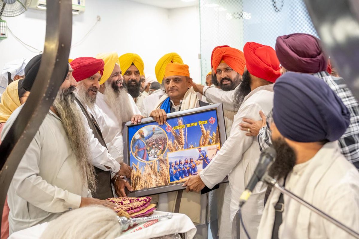 समाजवादी पार्टी, उत्तर प्रदेश
19, विक्रमादित्य मार्ग, लखनऊ
प्रकाशन/प्रसारण हेतु-    दिनांकः14.04.2026
    समाजवादी पार्टी के राष्ट्रीय अध्यक्ष एवं पूर्व मुख्यमंत्री श्री अखिलेश यादव ने आज बैसाखी पर्व पर गुरूद्वारा सदर लखनऊ में जाकर दरबार साहिब के समक्ष माथा टेका। उन्होंने कड़ा