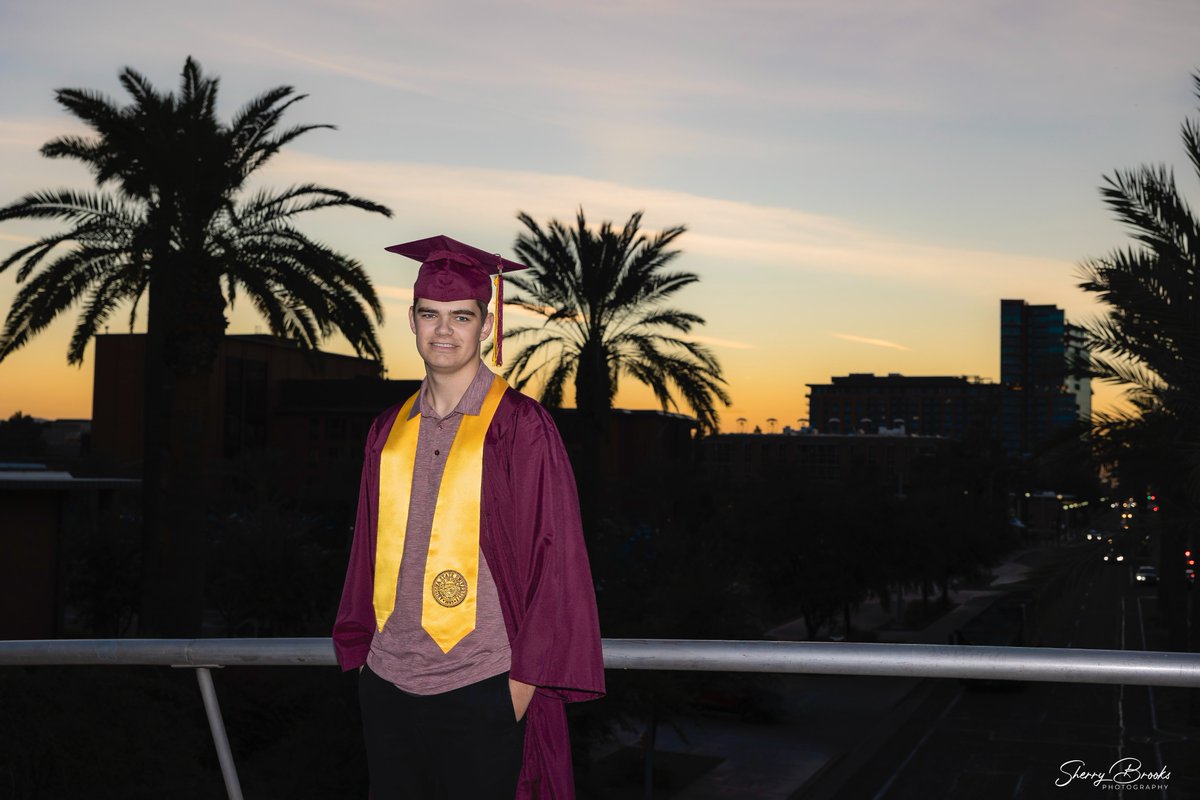 PhotosbySherry's tweet photo. Graduation is almost here, Arizona State University grads! Spring sessions are filling FASTโdonโt wait to book! Letโs celebrate your milestone the right way
Click to book your photo session: https://t.co/JNMkzFqCbL
#ASUGrad #GradPics #classof2026 #sundevil #forksup #oldmain https://t.co/xTEI6ddj90