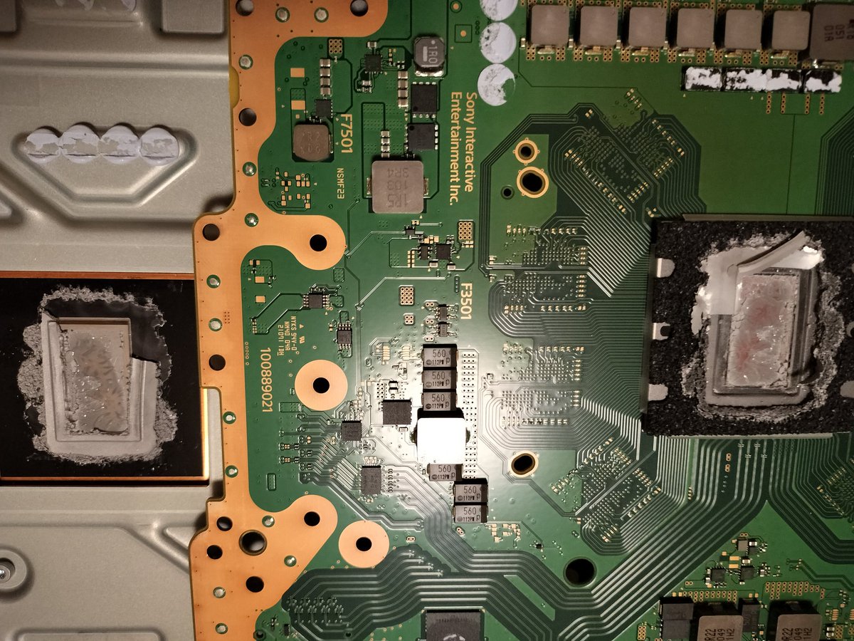firedfly's tweet photo. 止まらないPS5の熱暴走。サーマルペーストを厚塗りしたら2週間で再発。開けてみたらすっかりポンプアウトしていました。繊細な薄塗りが必要なようです。
せっかくなのでサーマルパッド（PTM7950）にトライ。厚さ0.5mmのシートを貼るだけでよく、ポンプアウトに強いはず……
https://t.co/Jv9HPQ2g37 https://t.co/WX7YxoRYco