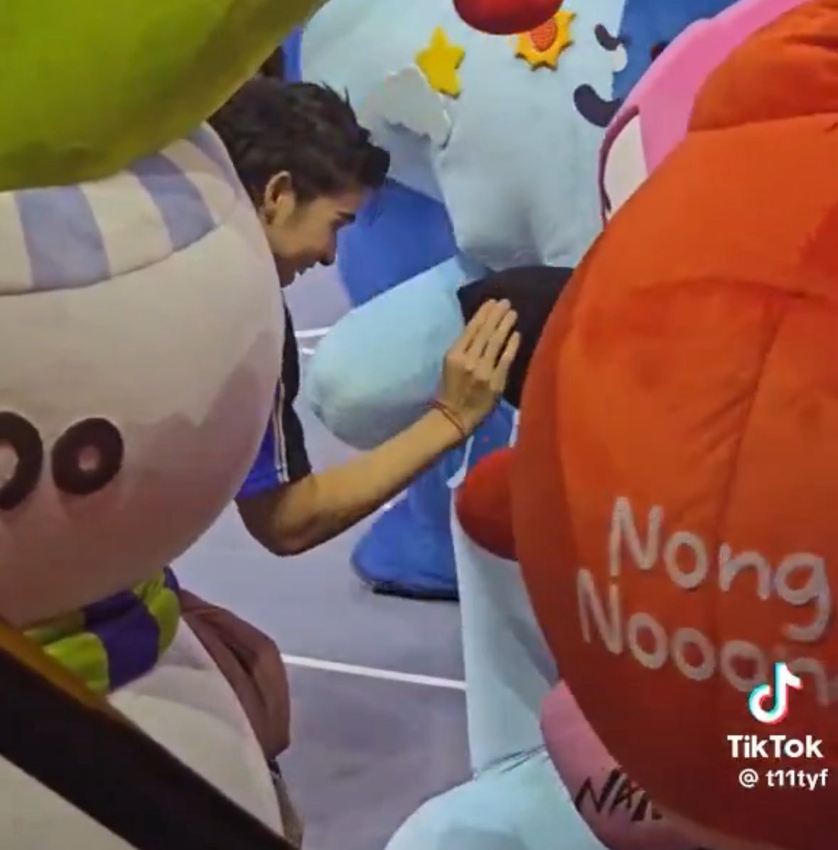 KyuniesBoyMikey's tweet image. when skynani asked what rank neona got, neona pointed a finger up (1st) and they proceeded to hold neona’s hand together because of how cute that is while smyle is watching over them🥹

#FamilyDayWithSkyNani