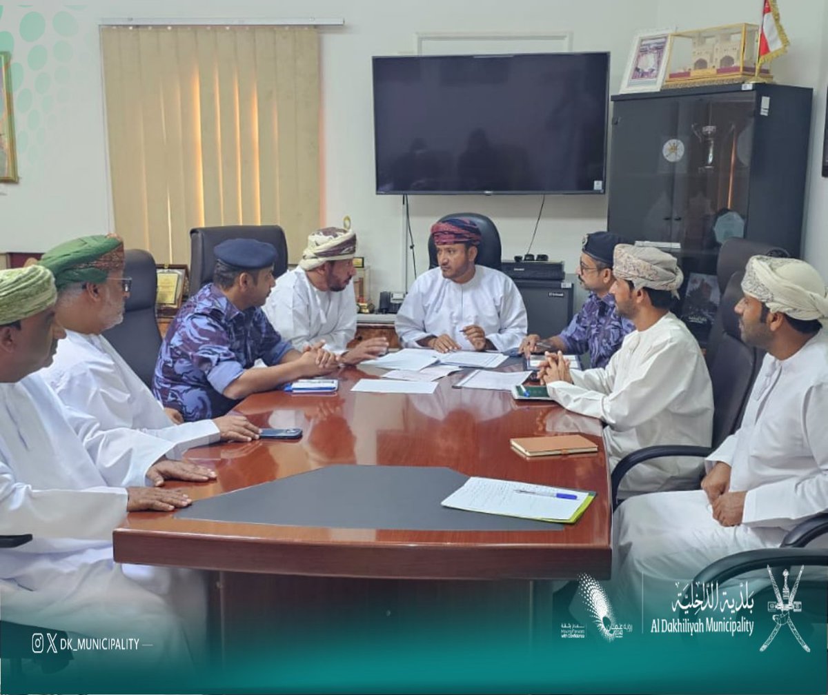 DK_Municipality's tweet photo. ناقشت #بلدية_الداخلية صباح اليوم، خلال اجتماعٍ عُقد بمكتب مدير عام البلدية وبحضور المختصين بشرطة عُمان السلطانية ومدير إدارة الطرق وأعضاء المجلس البلدي وعدد من المختصين، الازدحام المروري عند دوار الصناعية، واستعراض التوصيات والمقترحات لتحسين انسيابية الحركة المرورية بالموقع. https://t.co/d31hwRjfg2