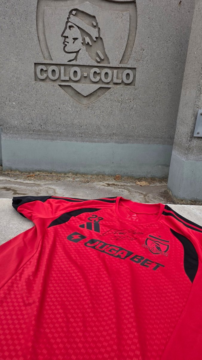 RutaDelHinchaCC's tweet photo. Tenemos un nuevo premio para la #RifaRutaDelHincha. 
Una preciosa polera firmada por el King Arturo Vidal.
Recuerden, sólo $1.000 cada número. 
Se viene el frío y hay muchas familias que pasan frío.
Apoyenos 🙏💪🏾🏳🏴
RT https://t.co/kiCZlMGjK8