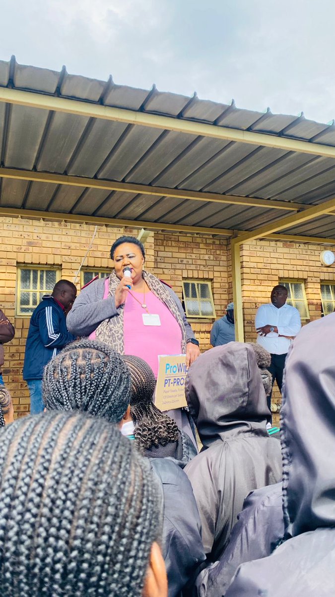 EkurhuleniDist1's tweet photo. The Ekurhuleni Clinical Forensic Medical Services team held an awareness campaign at Buhle Park Secondary School today, educating learners on child abuse, teenage pregnancy, bullying, substance abuse, and mental health to encourage early intervention and help-seeking. https://t.co/68Imnf2zWV