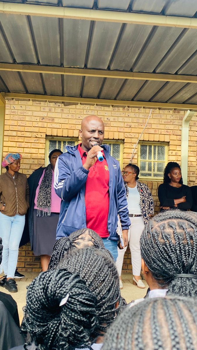 EkurhuleniDist1's tweet photo. The Ekurhuleni Clinical Forensic Medical Services team held an awareness campaign at Buhle Park Secondary School today, educating learners on child abuse, teenage pregnancy, bullying, substance abuse, and mental health to encourage early intervention and help-seeking. https://t.co/68Imnf2zWV
