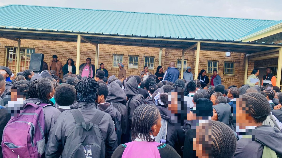 EkurhuleniDist1's tweet photo. The Ekurhuleni Clinical Forensic Medical Services team held an awareness campaign at Buhle Park Secondary School today, educating learners on child abuse, teenage pregnancy, bullying, substance abuse, and mental health to encourage early intervention and help-seeking. https://t.co/68Imnf2zWV