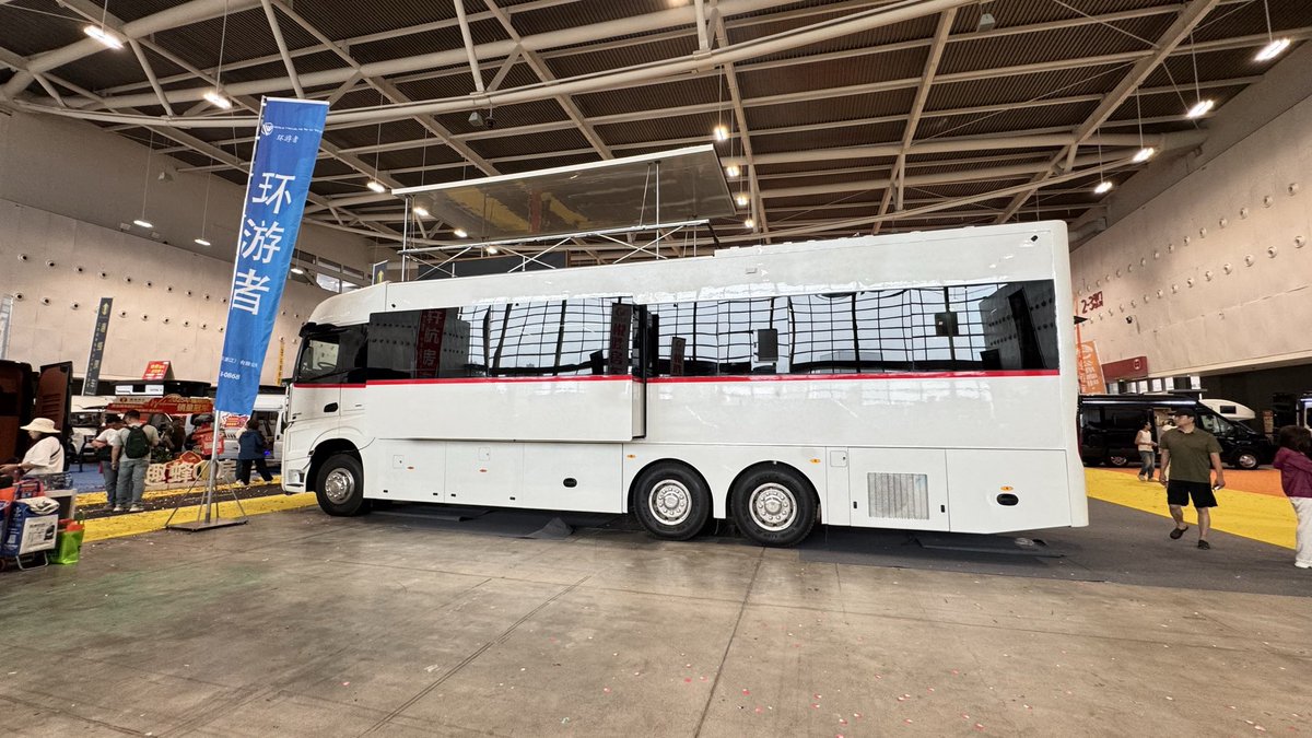 obaoyang's tweet image. 才发现那天去看的房车展最大的一辆奔驰底超豪华A型房车要1000万。