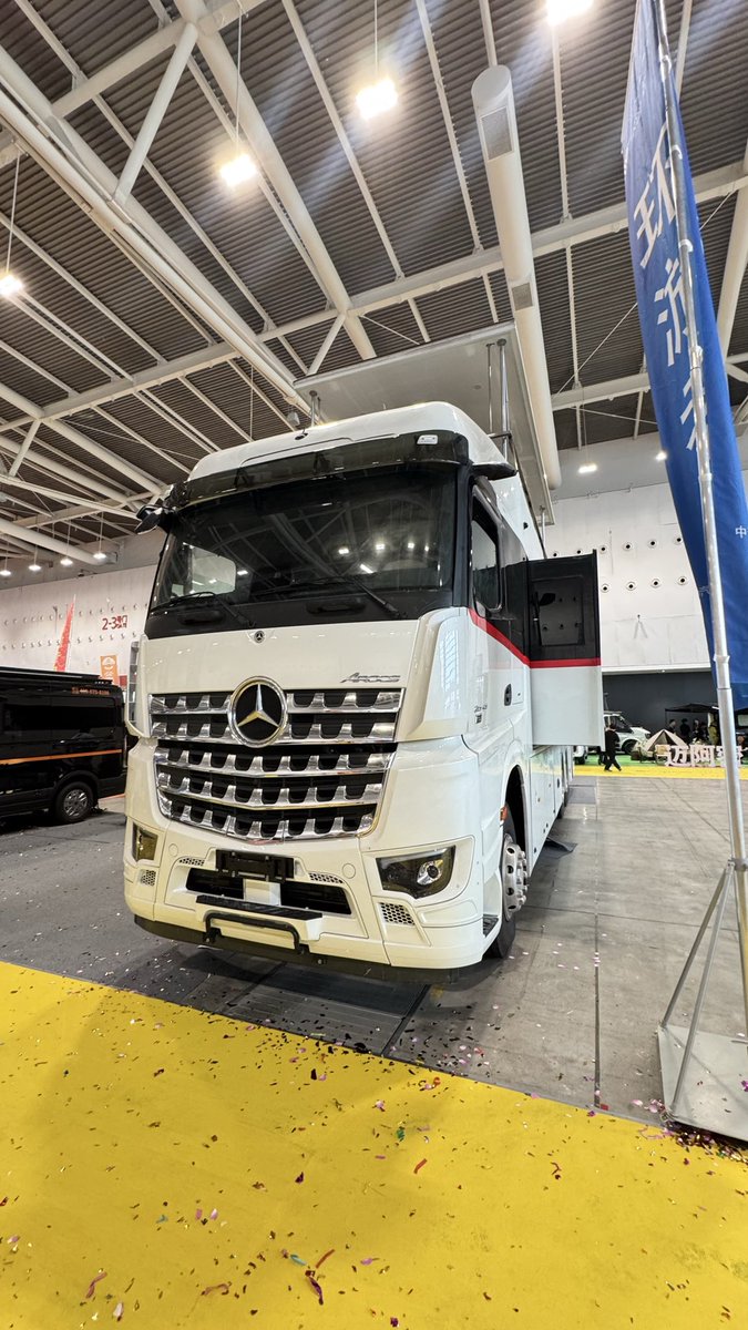 obaoyang's tweet image. 才发现那天去看的房车展最大的一辆奔驰底超豪华A型房车要1000万。