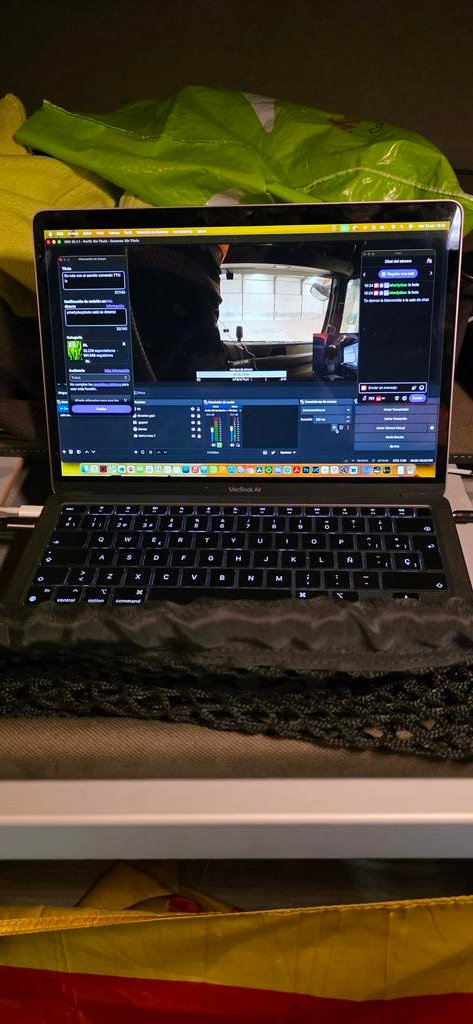 charlyducphoto's tweet image. He hecho pruebas strimeando con el programa #obs de @streamlabs y la cpu del #mac al 100%, me he bajado el de #obsstudio y me va muchisimo mejor. Por lo que he visto, la ultima actualizacion del #streamlabsobs da muchos problemas de rendimiento en @Apple  luego hare + pruebas