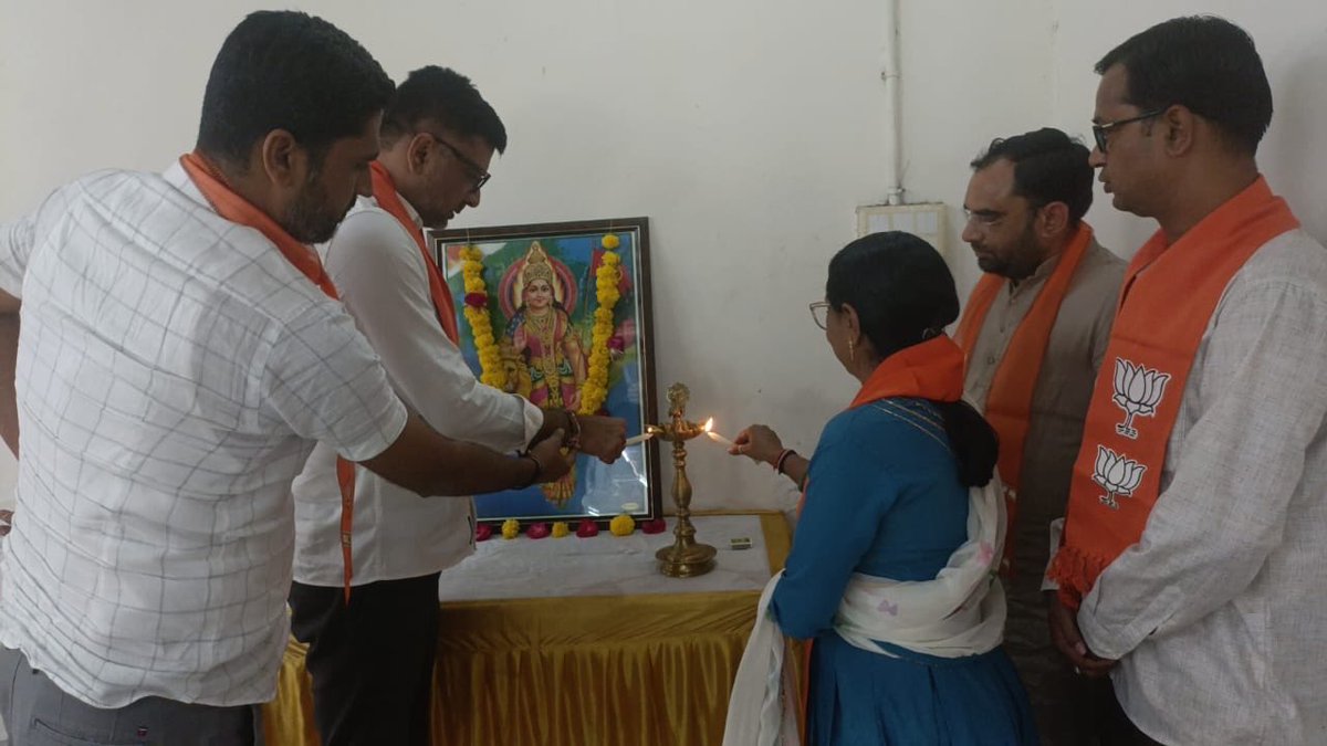 navdeepdodia's tweet photo. જીલ્લા બેઠક..

ભારતીય જનતા પાર્ટી અમદાવાદ જીલ્લાની સોશીયલ મિડીયા તેમજ આઈ.ટી વિભાગની બેઠક @બાવળા ખાતે યોજાઇ..

•જેમાં આગામી સ્થાનિક સ્વરાજ્યની ચુંટણીની અનુલક્ષે વિસ્તૃત ચચાઁ કરવામાં આવી.
@BJP4Gujarat @narendramodi @AmitShah @Bhupendrapbjp @iJagdishBJP @sanghaviharsh @ratnakar273 https://t.co/SoKok5qIsN