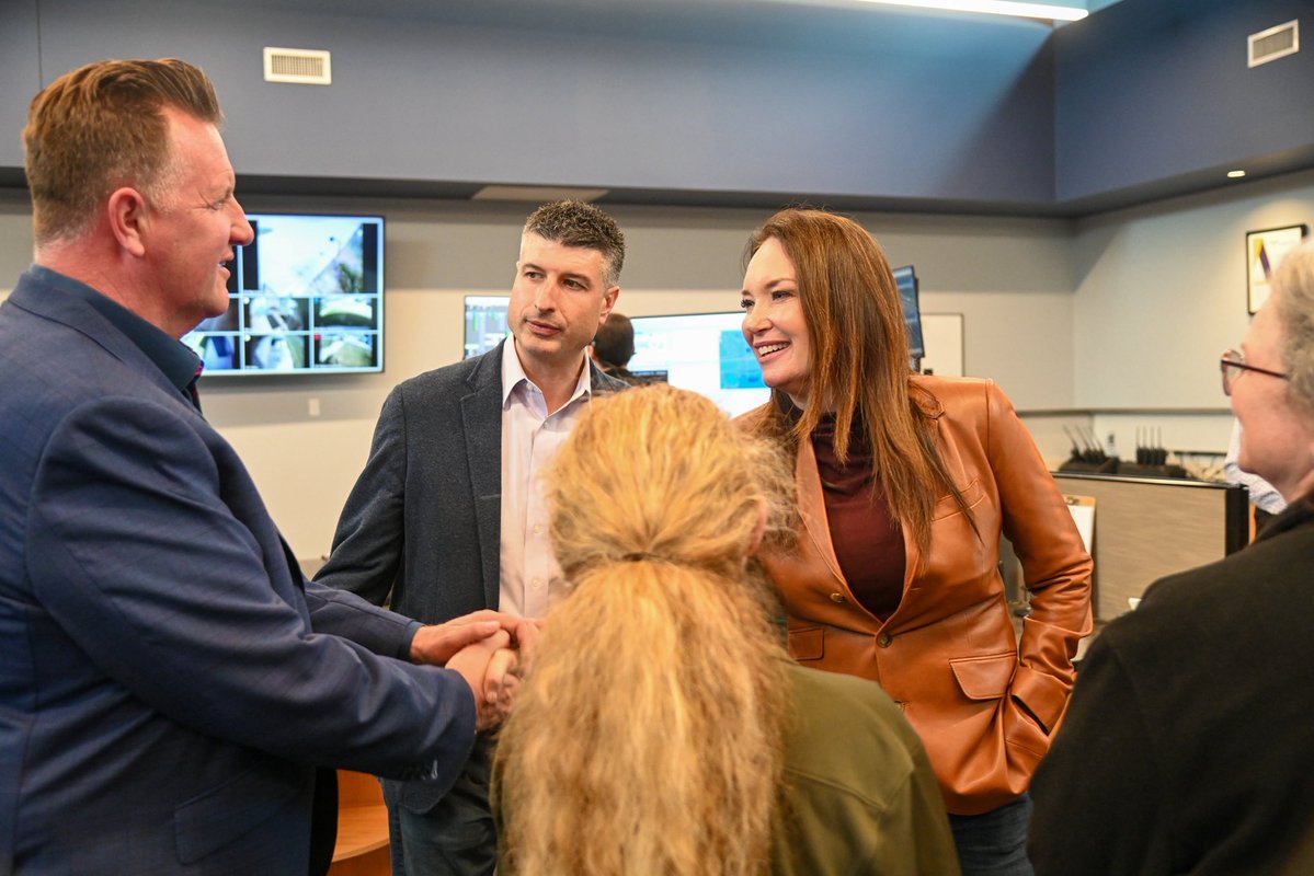 SecRollins's tweet image. In Livingston County, Michigan we saw what real Rural Prosperity looks like. 

A major @USDA-backed investment is modernizing emergency response, giving first responders the tools they need to serve and protect their communities every single day. 🚓🚑🚒 

This new 911 dispatch