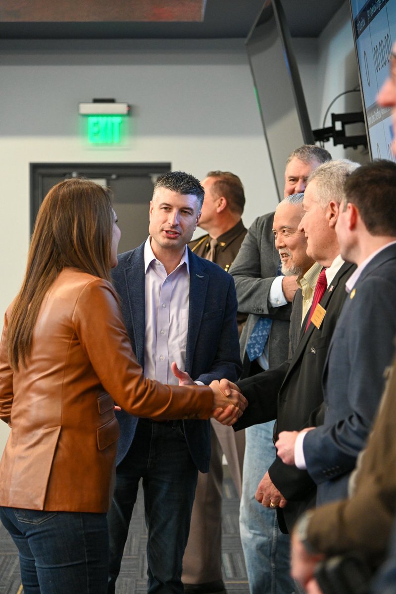 SecRollins's tweet image. In Livingston County, Michigan we saw what real Rural Prosperity looks like. 

A major @USDA-backed investment is modernizing emergency response, giving first responders the tools they need to serve and protect their communities every single day. 🚓🚑🚒 

This new 911 dispatch