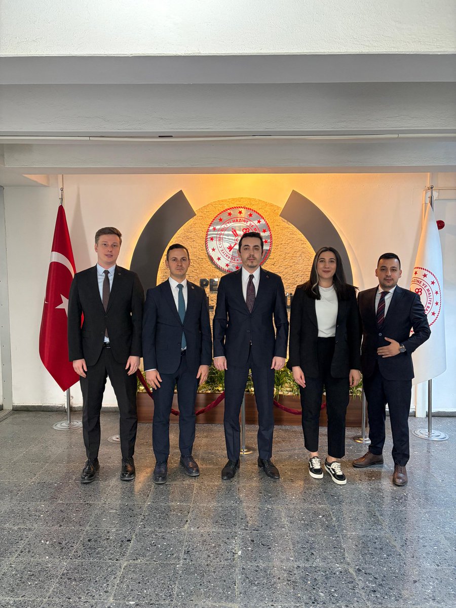Devlet Gelir Uzmanları Derneği olarak, Hazine ve Maliye Bakanlığı Personel  Genel Müdürü Sayın Fatih ALTINKAYIK'ı makamında ziyaret ettik.

Nazik kabulleri ve misafirperverlikleri için kendilerine teşekkür eder, çalışmalarında başarılar dileriz.

#dguder