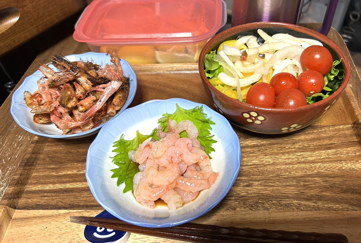 スーパーで甘エビが安くで売ってたので、刺身とカラは軽く焼いてアテに。