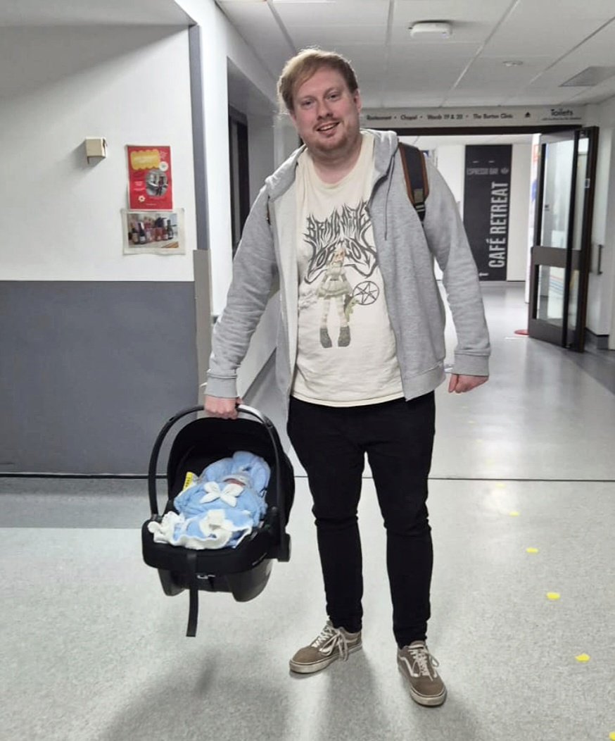 Switchbored_sam's tweet photo. I became a dad for the second time! #newborn #baby #son #dad #dadlife https://t.co/TpQ3NDoRBV