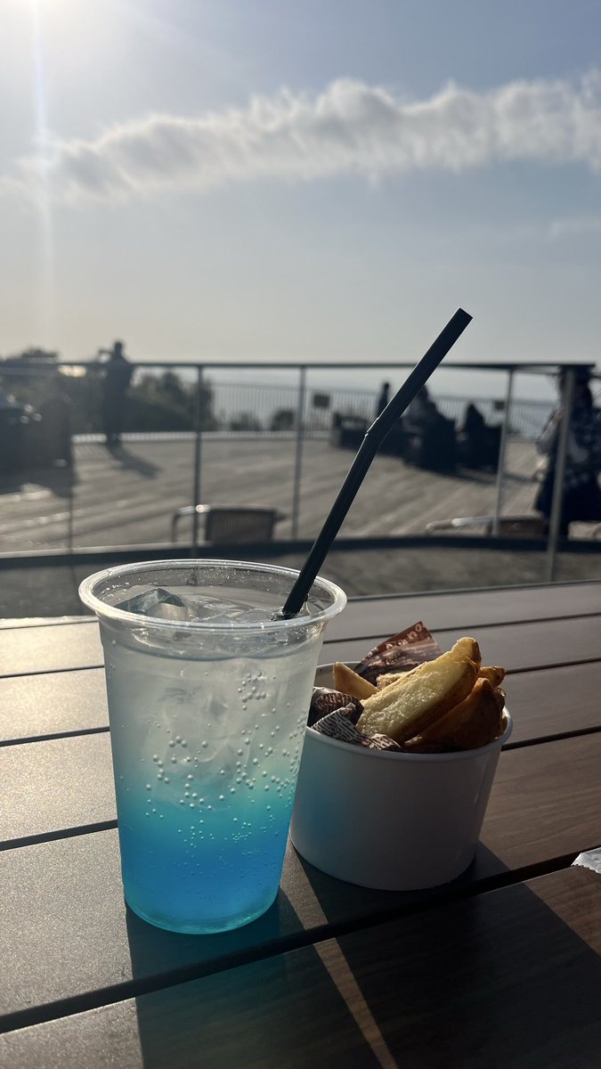 _RENATEN_'s tweet photo. 最近、江ノ島いってきた
階段ばっかりで気が狂うかと思ったけど景色綺麗だったから許した https://t.co/QW1FBAwQZL