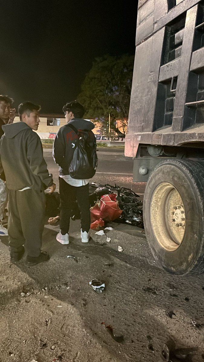 Despierta_Oax's tweet image. 🚨 🚨 Un motociclista identificado como Donovan M. S., originario de Soledad Etla, falleció luego de impactarse contra un volteo sobre la carretera federal 190, a la altura de la colonia del Maestro, en Santa Rosa Panzacola.
#Oaxaca #SantaRosa #Accidente #Motociclista