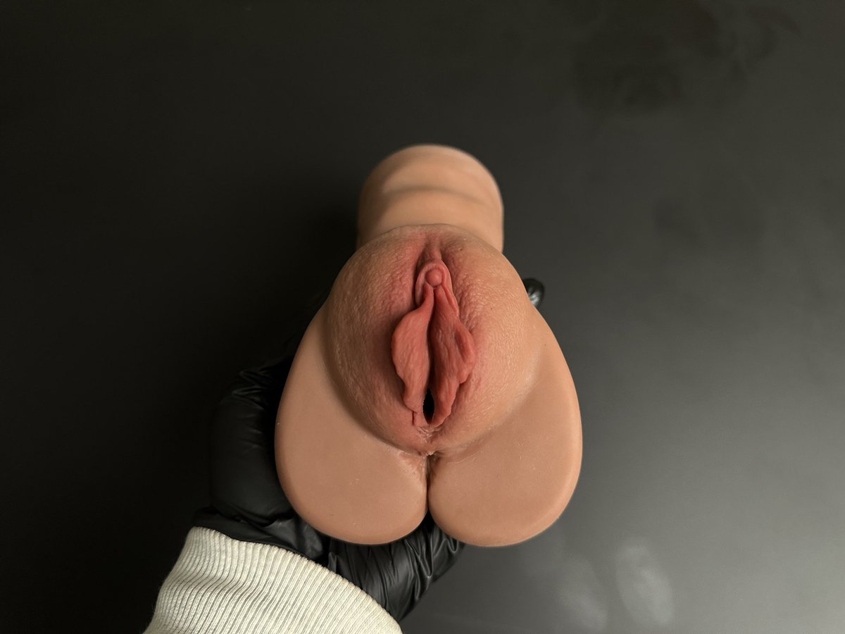 YuejianLab's tweet photo. 两瓣肥嫩大屁股，中间夹着又粉又骚的嫩穴，手感软得过分，捏一下就能陷进去，松开又立刻弹回来，热乎乎、湿滑滑，一插到底全是层层叠叠的肉壁，肉棒被裹得死死的，每一下都像被小穴在吸精。刮得你头皮发麻，爽得腿软。想被这骚穴榨干的机长，直接冲就完事儿了。#飞机杯 #飞机杯女友 #真实倒模 #性玩具 https://t.co/IwzwijzAwK