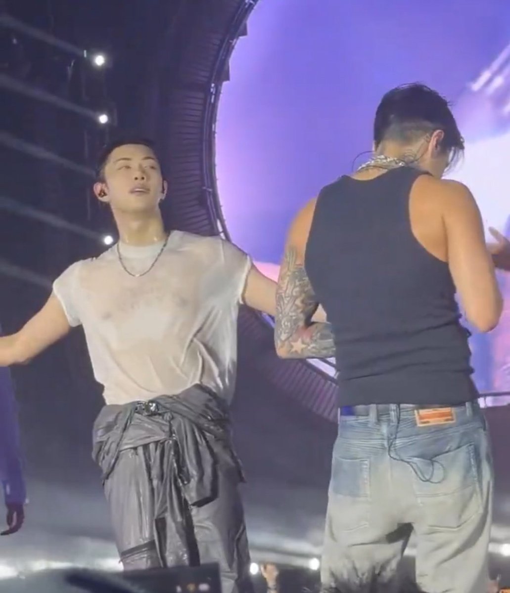 hicloudysummer's tweet image. woah ryul with wet white tshirt. his fans might be losing their mind as we speak lol