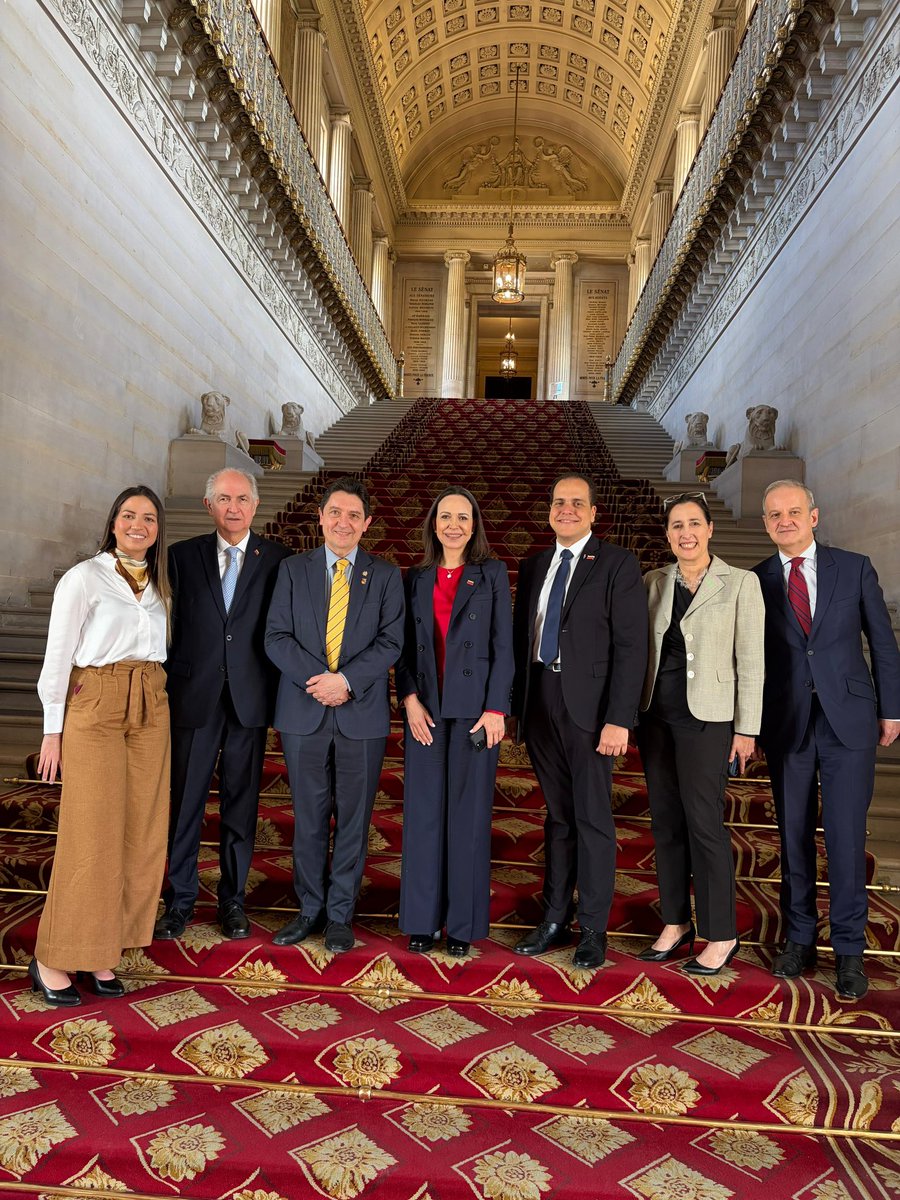 🇻🇪🇫🇷 | Tras un productivo encuentro con el Presidente del Senado de Francia, la líder venezolana María Corina Machado (<a href="/MariaCorinaYA/">María Corina Machado</a>) realizó un recorrido por las históricas instalaciones del Palacio del Luxemburgo.

Este recorrido simboliza el respaldo de las instituciones