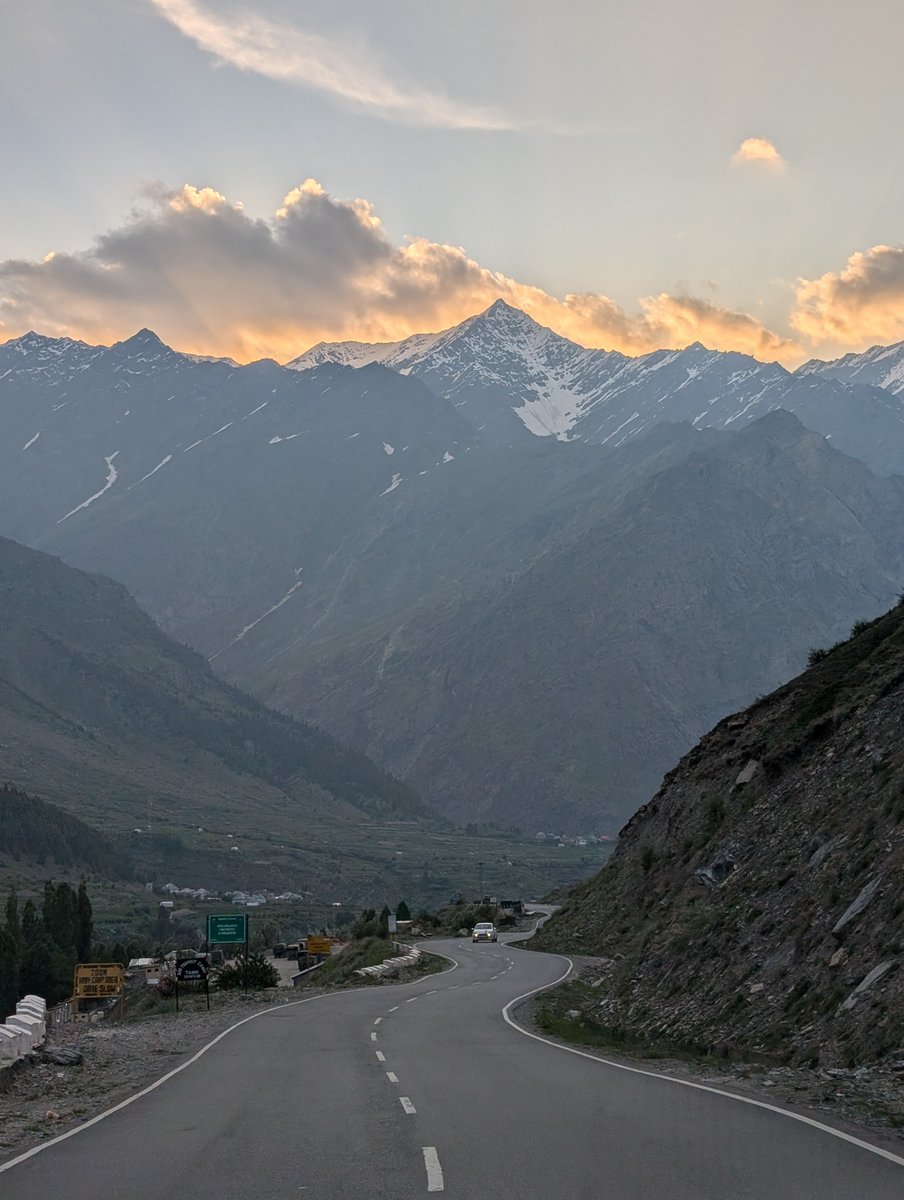 BeingHimachali's tweet photo. Let's see your photograph of roads. https://t.co/vk2NhSNdsL