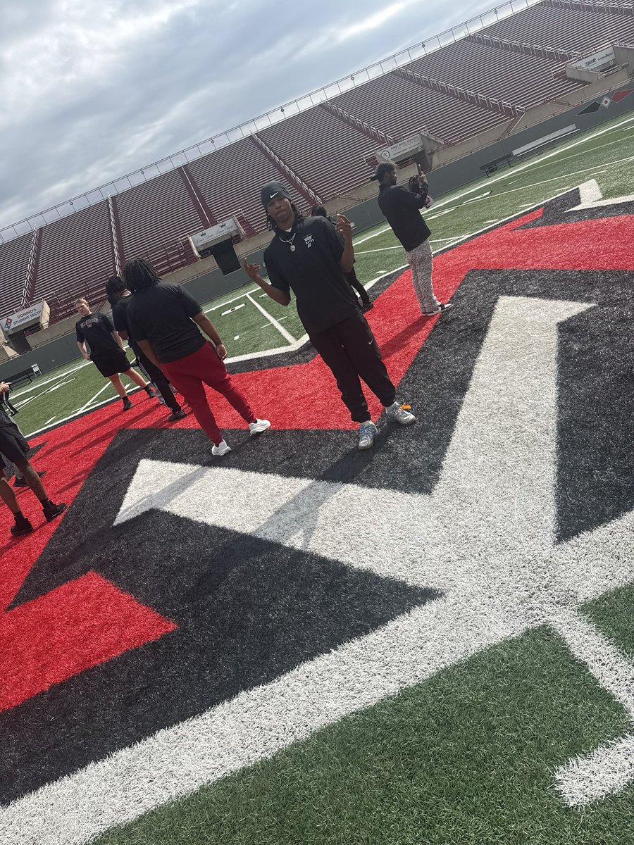 JadynHudson_2's tweet image. Had a great time at @MiamiOHFootball over the weekend. Can’t wait to be back on campus 🦅. #RiseUpRedHawks @CoachZaneRies @DBCoachWhite @Metro7Football @niketaq @I_AM_Worthy99 @Bannekerfball @RedhawksCFSL