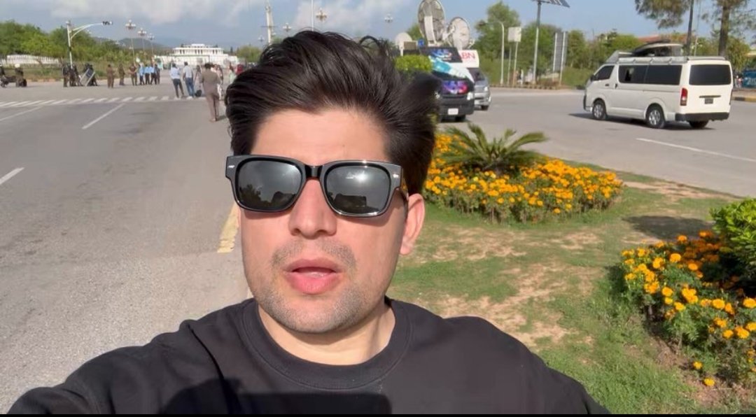 یوتھیا گروپ کے اس شخص کا حال دیکھنے والا تھا—کنونشن سینٹر تک رسائی بھی نہ مل سکی اور ذلیل ھوتا رہا۔ UK سے بڑے بڑے دعوے لے کر آیا تھا، مگر انجام یہ ہوا کہ خود ہی سبکی اٹھا بیٹھا۔ اب سوال یہی ہے کہ آخر اسے روکا کس نے اور کنونشن میں داخلے سے کیوں محروم رکھا گیا؟ 🤔