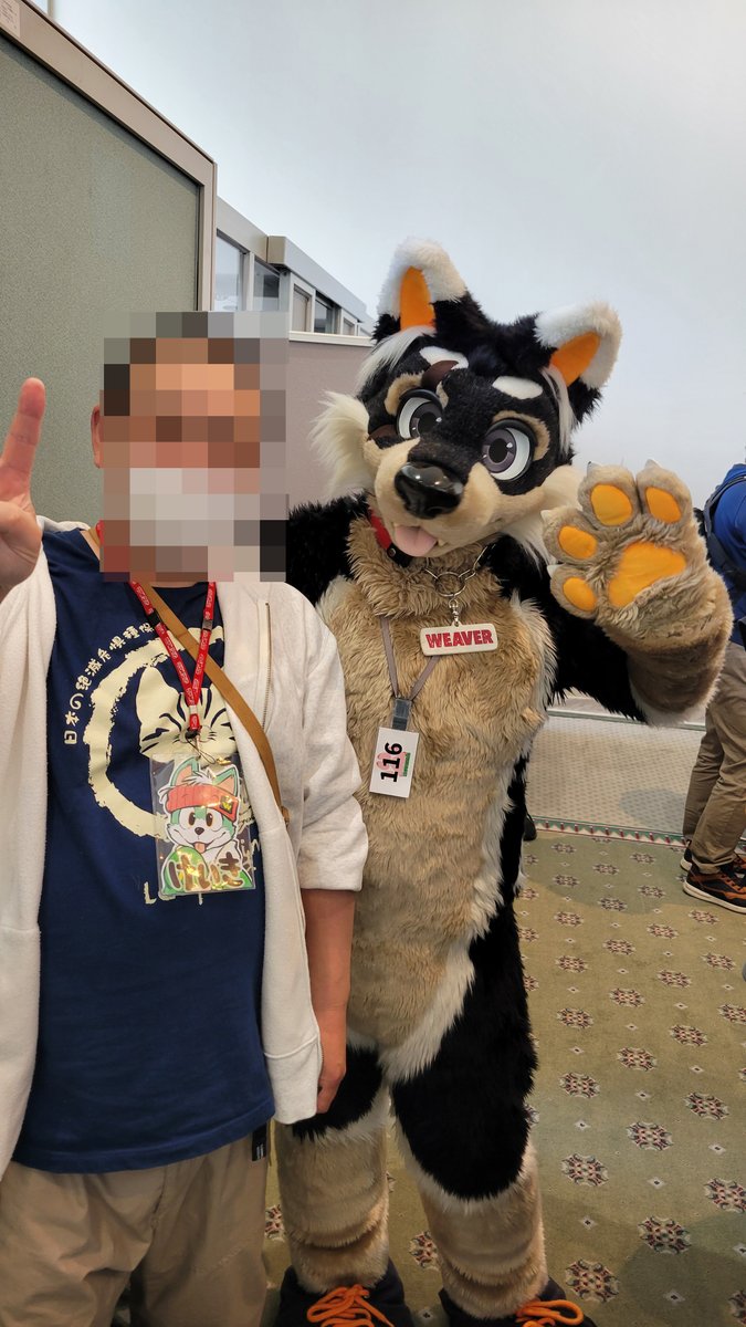 nenzakick's tweet image. 推しのウィーバーくん  @weaverkun と一緒に！今回、笑顔で二人で写ってるようですが、横で延々とぴんきさんが嫁への呪詛を吐いていたので、やめてーっと困ってるウィーバーくんの絵です（笑）。
＃CHANGE!6