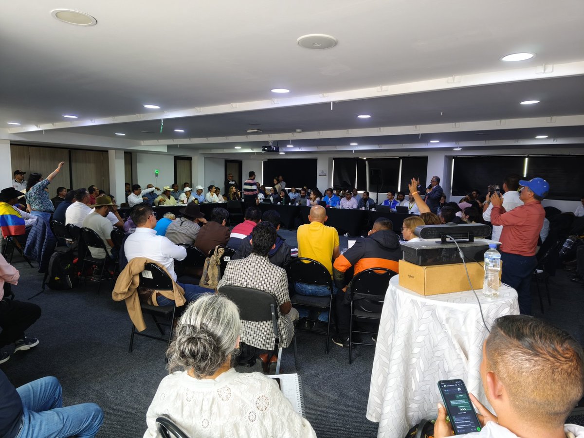 Ayer estuve en la mesa de diálogo sobre catastro multipropósito, actualización catastral e impuesto predial...

Desafortunadamente esta mesa se concibió solo como un espacio de negociación entre representantes de los bloqueos y Gobierno, excluyendo procesos importantes que,

🧵