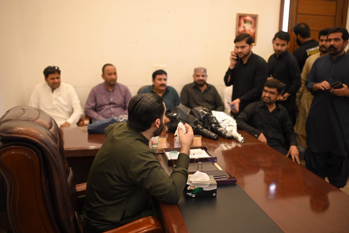 FaisalB03265422's tweet photo. PPP leader Rawal Sharjeel Memon met the people of PS-61, listened to their issues, and directed relevant officials for immediate solutions. 🇱🇾
@rawalsharjeel #Ps61 #HyderabadRural #RawalHouse
#Rahuki https://t.co/tZQei5Ng0B
