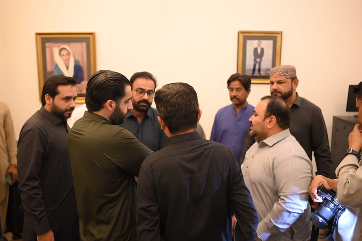 FaisalB03265422's tweet photo. PPP leader Rawal Sharjeel Memon met the people of PS-61, listened to their issues, and directed relevant officials for immediate solutions. 🇱🇾
@rawalsharjeel #Ps61 #HyderabadRural #RawalHouse
#Rahuki https://t.co/tZQei5Ng0B