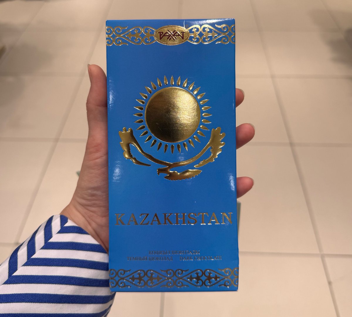 İş seyahati için Kazakistana geldim derdimi anlatacağım derken daha çok dertlendim 'da' ve 'sipasiva'dan fazla rusça yoktu bende😐
İşte hediyem, işte çikolatamm🥰