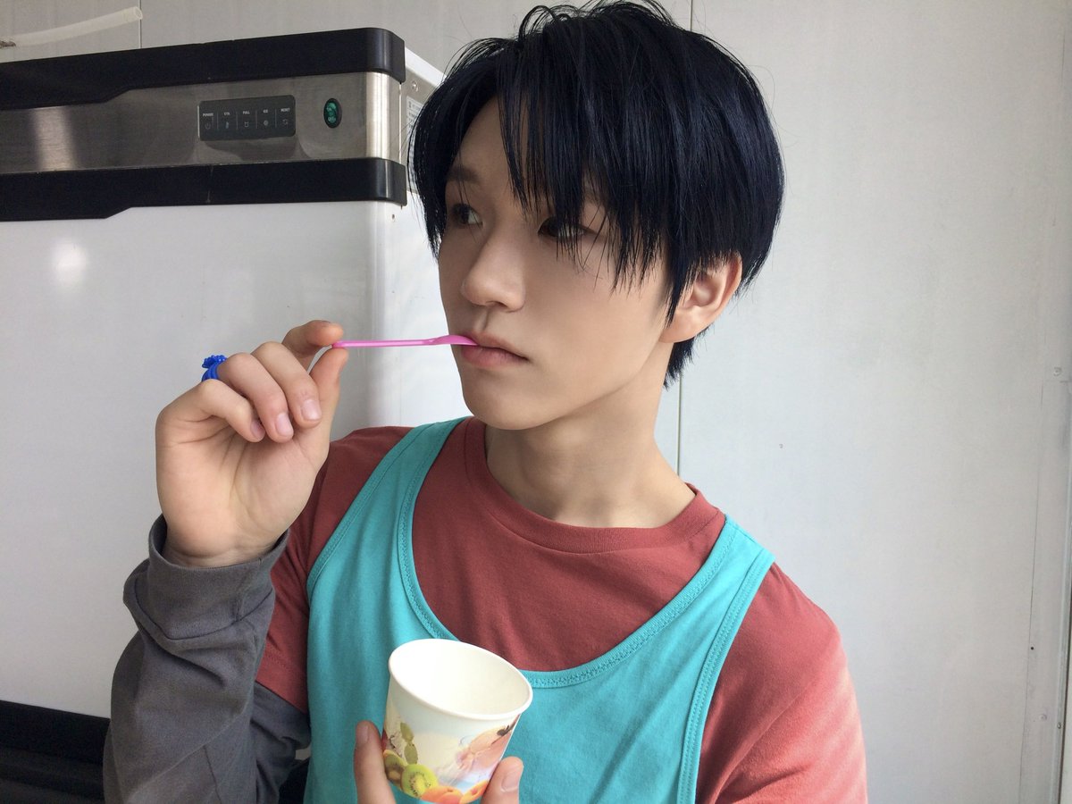 😺 : *ngeliat ke arah puppy* 
😺 : " emm.. kira kira puppy lagi mam apaa yaaa ituu?? pengen dehh.. "
🐶 : *tau kalo diliatin sama kucing*
🐶 : " kenapa yaa itu mecil ngeliatin aku gitu banget? salah apa yaa aku? "