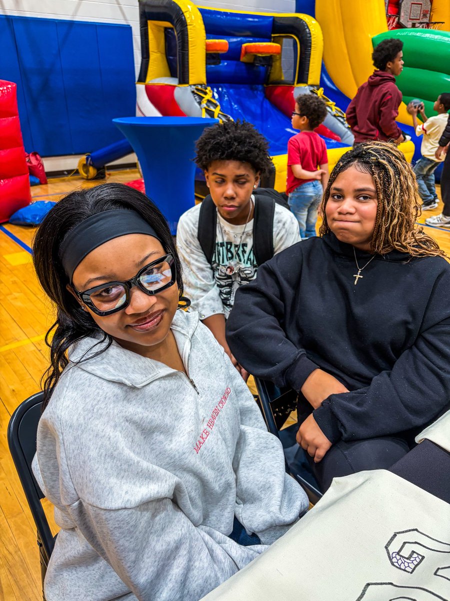 pivot_rec's tweet image. We didn’t just show up… we showed OUT 🔥

The AT&amp;amp;T Human-I-T NCAA Laptop Event was a vibe! From good food, music, community, and goodies 💻.

From eating to vibing to leveling up, this was an MVP kind of day 🏆

#CommunityWins #MVPmoments #LevelUp #PivotReengagement