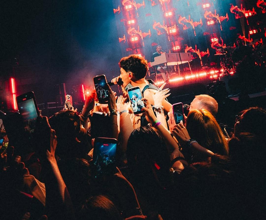 "El intérprete llegó el pasado 12 de abril a Barcelona y al día siguiente a Madrid.
España es la niña bonita para Tomlinson, así lo aseguró él mismo en el Movistar Arena, y así lo vivieron sus seguidoras"

20 minutos sobre los conciertos de Louis en España