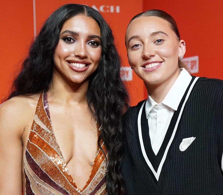 leila ⚢ azzi’s a wing!!! 🪽 tweet media