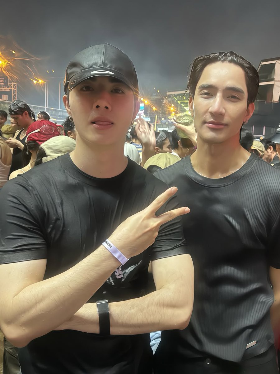 lorloryd's tweet image. พึกกะพี่เอิร์ธ เมะตึกส้มเมะตึกอโศกเพื่อนกันเจอดันทีงานสงกรานต์แล้วพี่เอิร์ธนานๆทีเที่ยว พี่ซีออกวันแรกเหมือนกัน โอ้ยหล่อค่ะเจอกันบ่อยๆเด้ออออ 🫸🏻💔🫷🏻