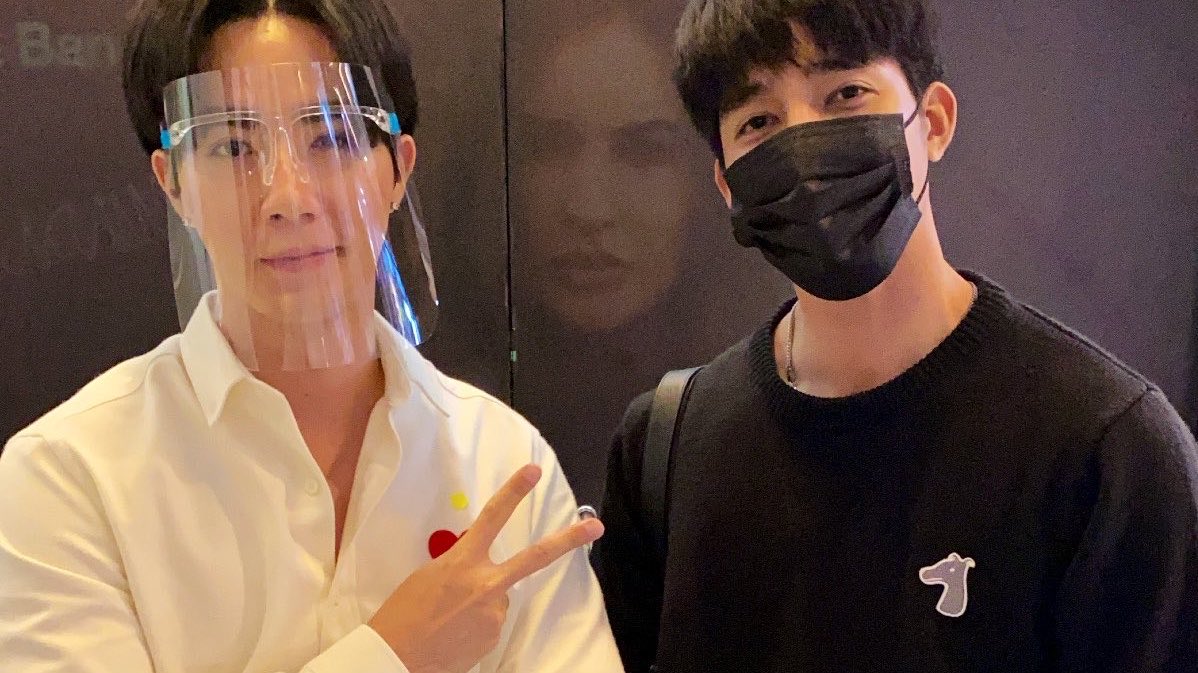 lorloryd's tweet image. พึกกะพี่เอิร์ธ เมะตึกส้มเมะตึกอโศกเพื่อนกันเจอดันทีงานสงกรานต์แล้วพี่เอิร์ธนานๆทีเที่ยว พี่ซีออกวันแรกเหมือนกัน โอ้ยหล่อค่ะเจอกันบ่อยๆเด้ออออ 🫸🏻💔🫷🏻