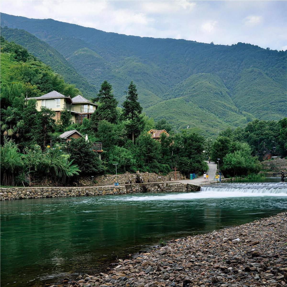 Hangzhou_CHINA's tweet image. ⛰️🚶Looking for a low-key camping escape near Hangzhou? Try Shishe Village — just 1.5 hours away, where an ancient village meets riverside camping.

Skip the crowds and camp by clear streams or under forest shade, with a 400-year-old village from the Ming and Qing dynasties right