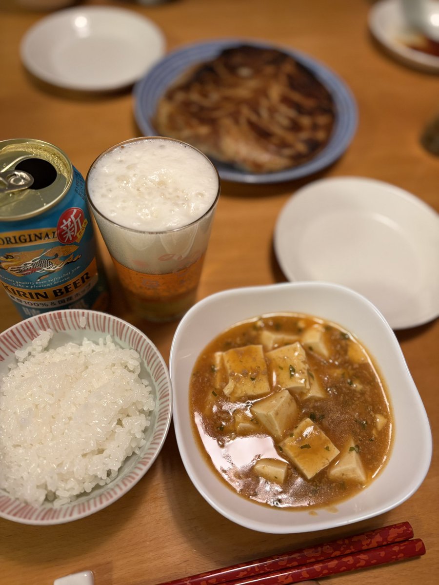 kamerina421's tweet photo. 先週水木金の晩ごはん。
＊麻婆豆腐、餃子
＊スタミナ丼、コムタンスープ
＊カレーライス、生ハムサラダ
火曜だけ頑張ったけど、残業続きでとにかく加工品ありがたやな週でした。
#おうちごはん #料理記録 https://t.co/F2hFqSYFZF
