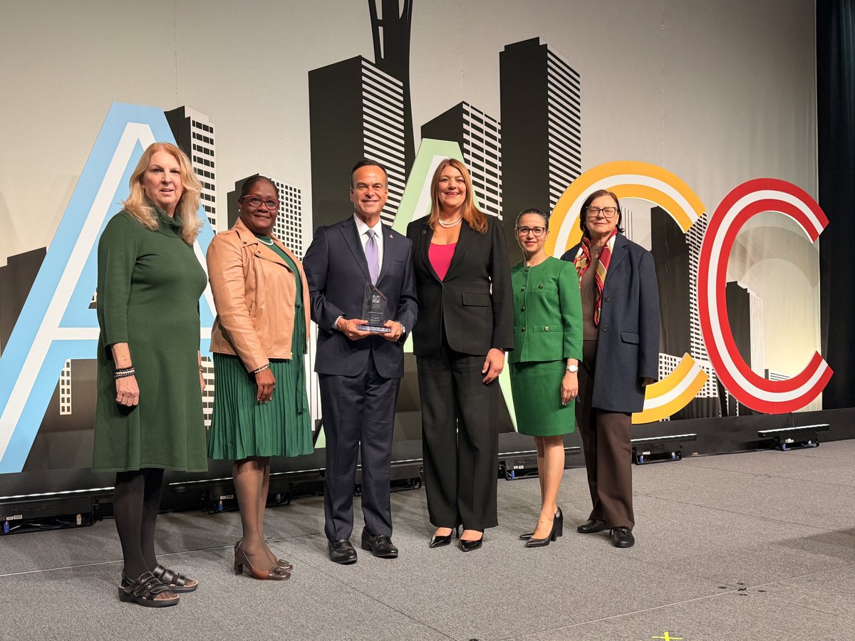 Miami Dade College tweet media