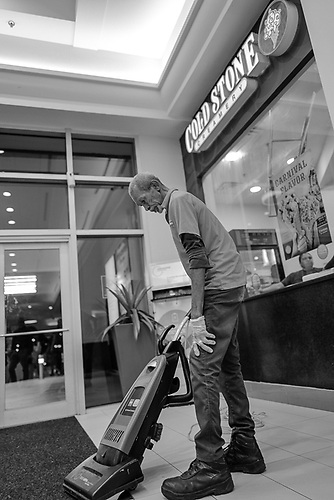 remmaphoto's tweet image. En el Mall... “Sin Editar”: #leicaq2monochrome #noir by © Rolando Emmanuelli dlvr.it/TS2C1Z #sineditar #remmanuelli