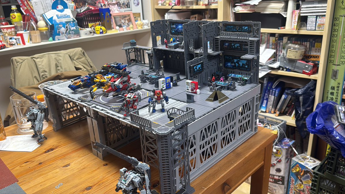 samiru44's tweet photo. 下格納庫にはタクティカルキャリアが待機
テーブルの下地はマグネットマットにする予定です更にそのマットを引き出せる様にして遊び易くしたいですね。
全体もこの視点で見渡せる様に調整中です。
#エクスホビー
#ダイアクロン https://t.co/jG6hXk6IsO