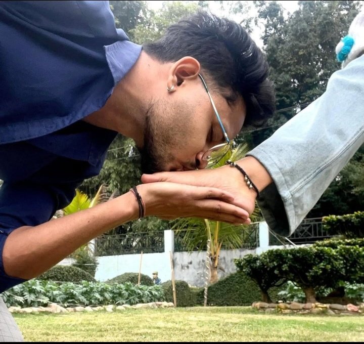 सबकी अपनी कल्पनाएं हैं मगर वास्तविकता स्थानों के अनुसार बदल जाती हैं। ये शहरों में होती हैं जहां धन सौंदर्य मुख्य हैं।
मगर वो स्त्री जो पसीने से तर बोझ लिए धूलभरे नंगे पांव आती है तब ये नौटंकी दम तोड़ जाती हैं। ये उन्हें भाता है जहां केवल धन को प्रमुखता दी जाती है।😡
#गंवई_बातें