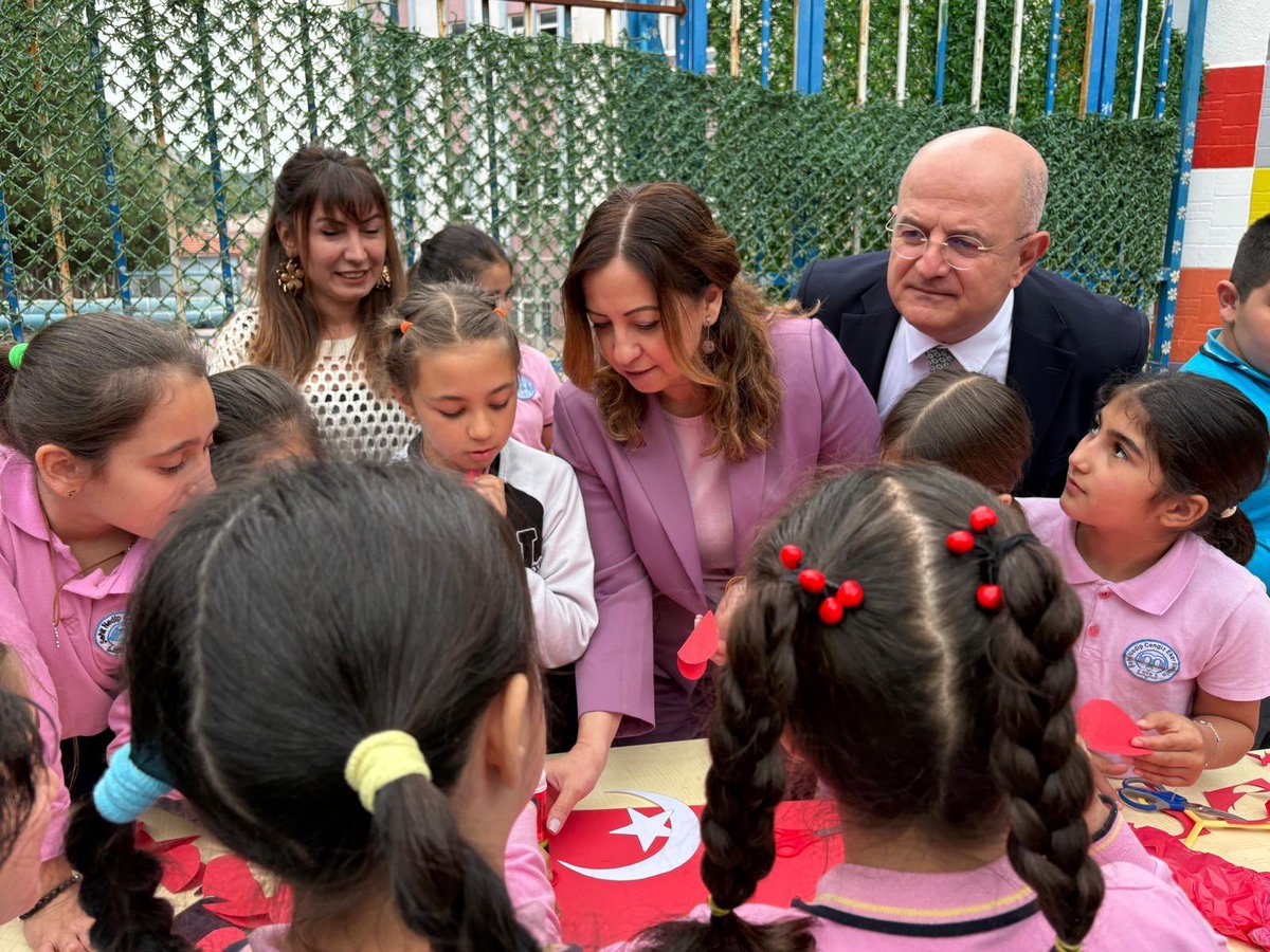 MarmarisMem's tweet photo. Etkinliğe İlçe Millî Eğitim Müdürümüz Sayın Serap AKSEL ve Şube Müdürümüz Sayın İsmail ÖZBAKAN katılım sağladı.

Bu kapsamda gerçekleştirilen bayrak tasarımı etkinliğinde öğrencilerimiz, Türk bayrağının taşıdığı anlam ve önemi sanatsal bakış açılarıyla yeniden yorumladı. https://t.co/46LuPVLQiG