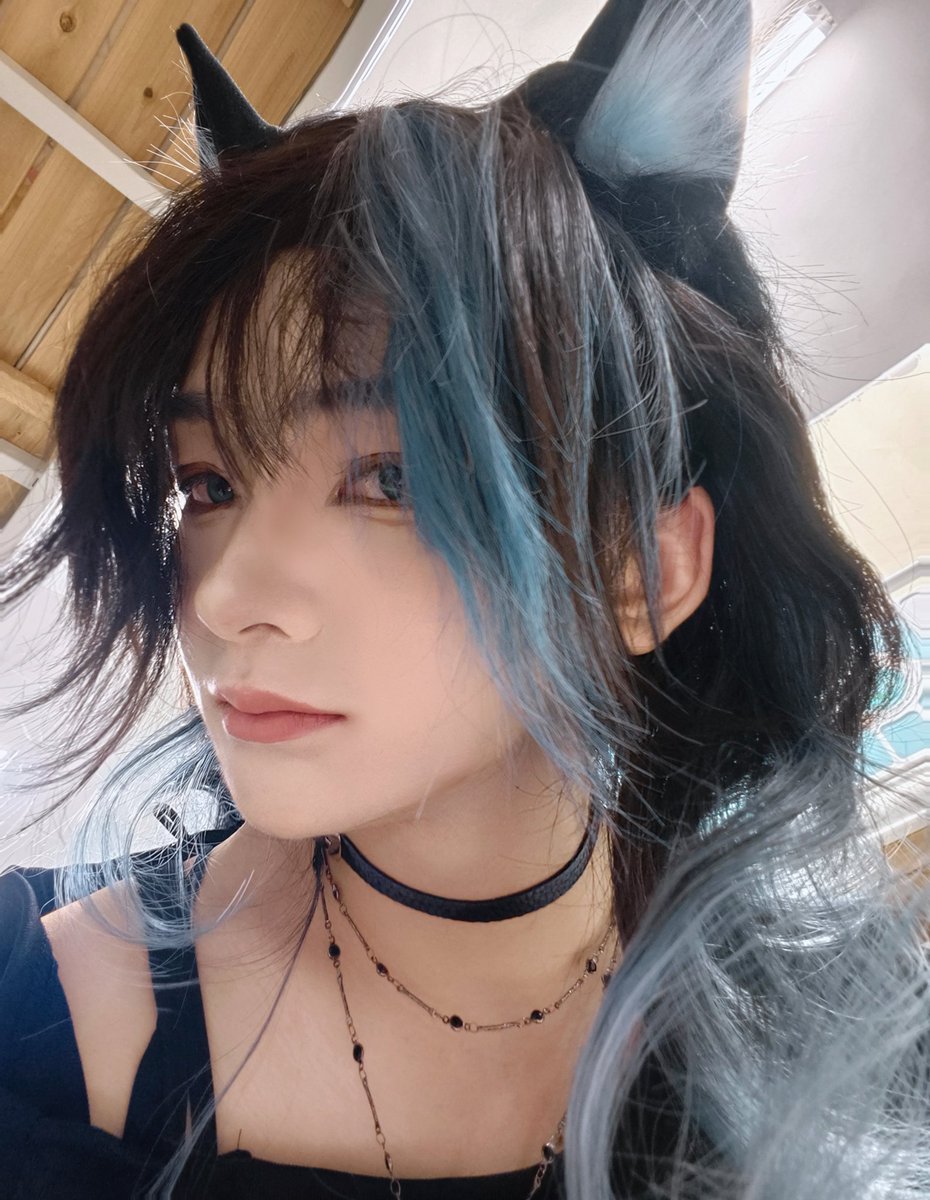 zhangling0315's tweet photo. 翻到去年在宿舍化的妆了，现在看好像也还行嘛 #男娘 https://t.co/h7Mjn60ptS